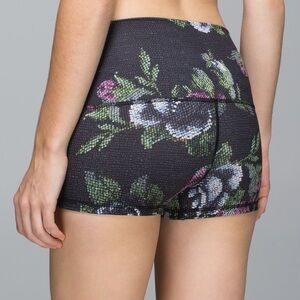 Lululemon Black Floral Full-on Luon Boogie Short (Roll Down) - size 2